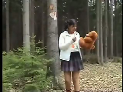 Молодая девушка трахает старика в лесу